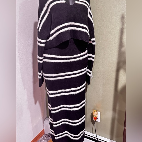 Black and White Knit Skirt Set - Picture 3 of 4